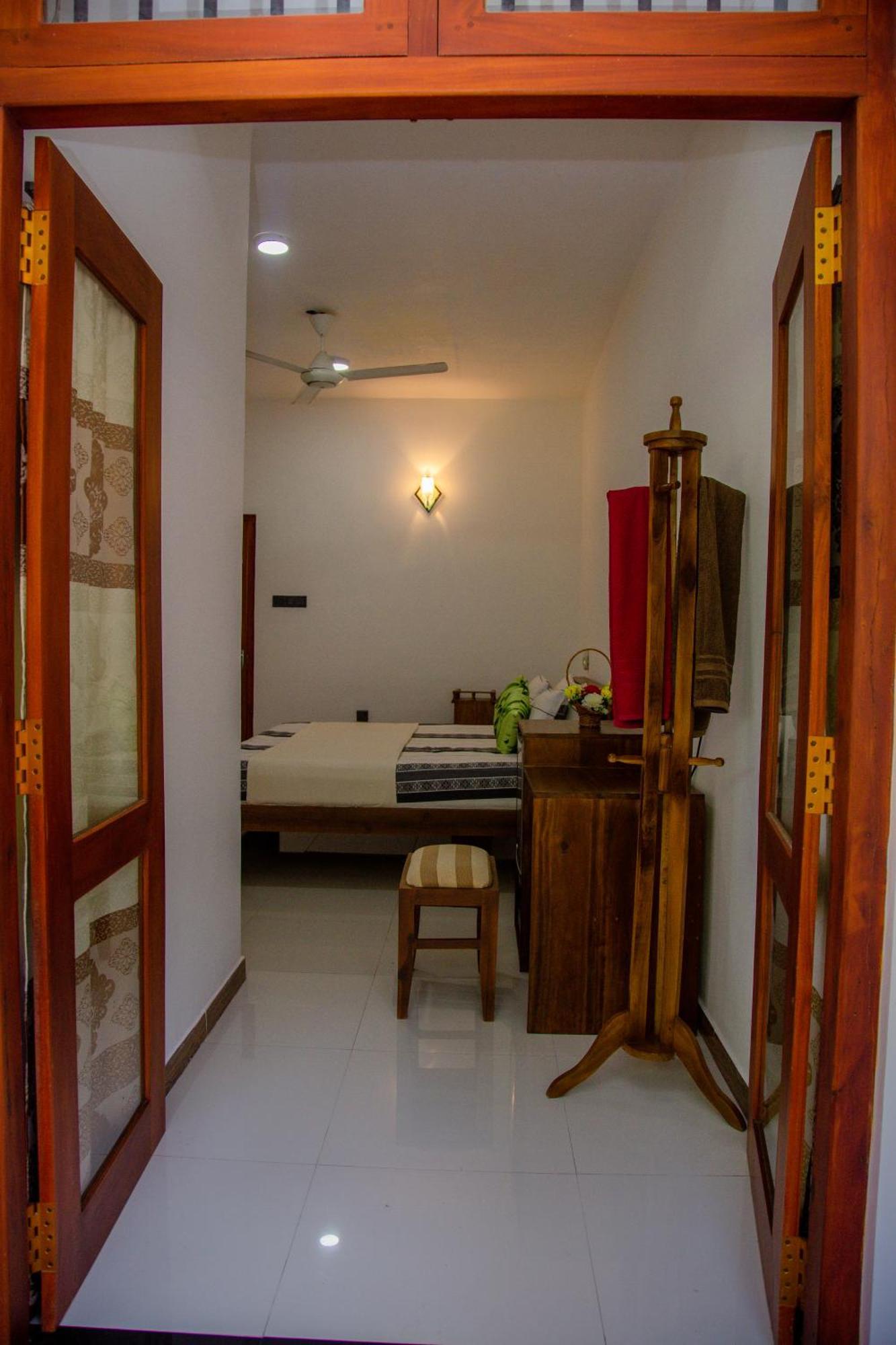Hispaniola Inn Mirissa Ngoại thất bức ảnh