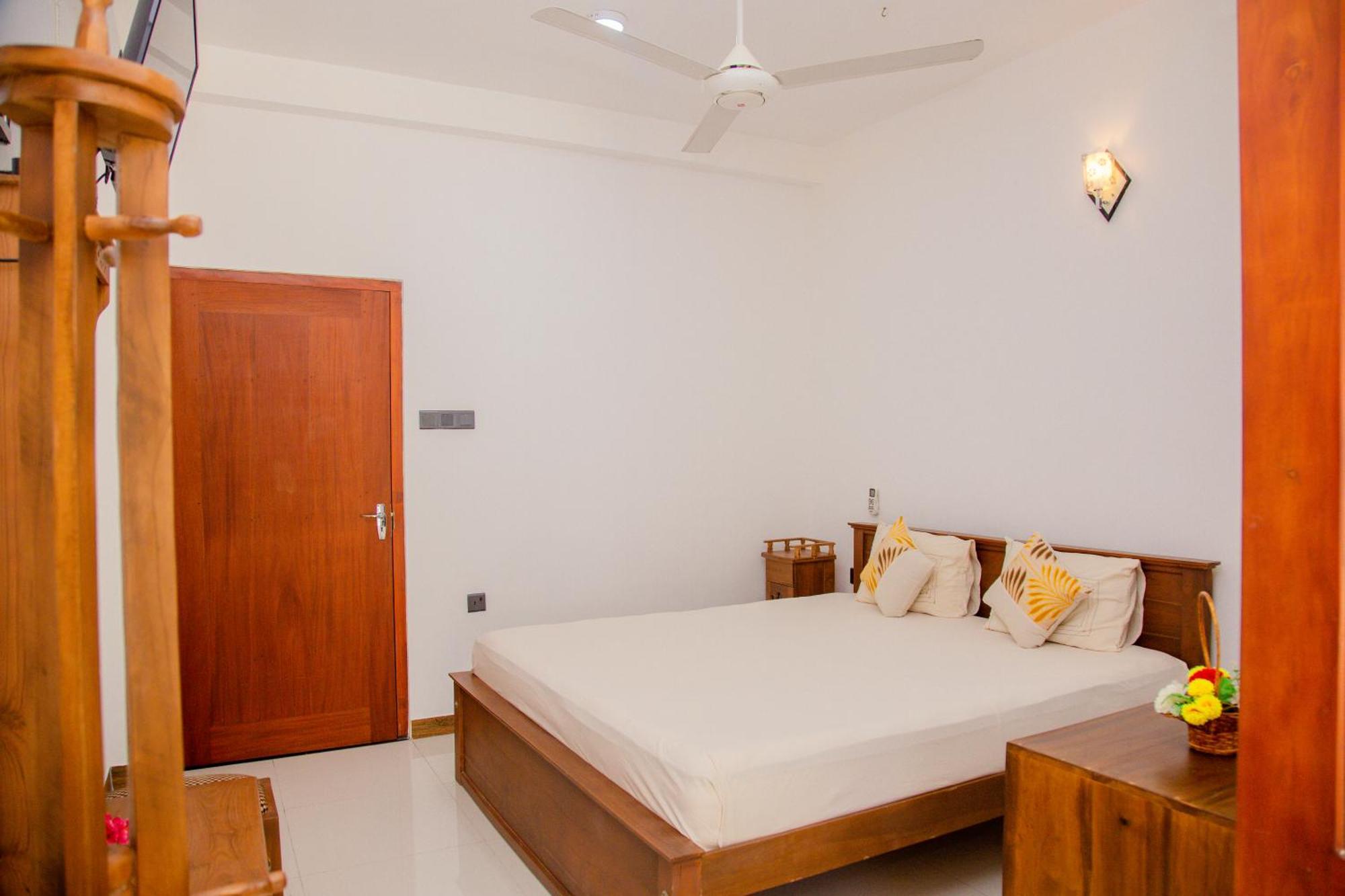 Hispaniola Inn Mirissa Ngoại thất bức ảnh