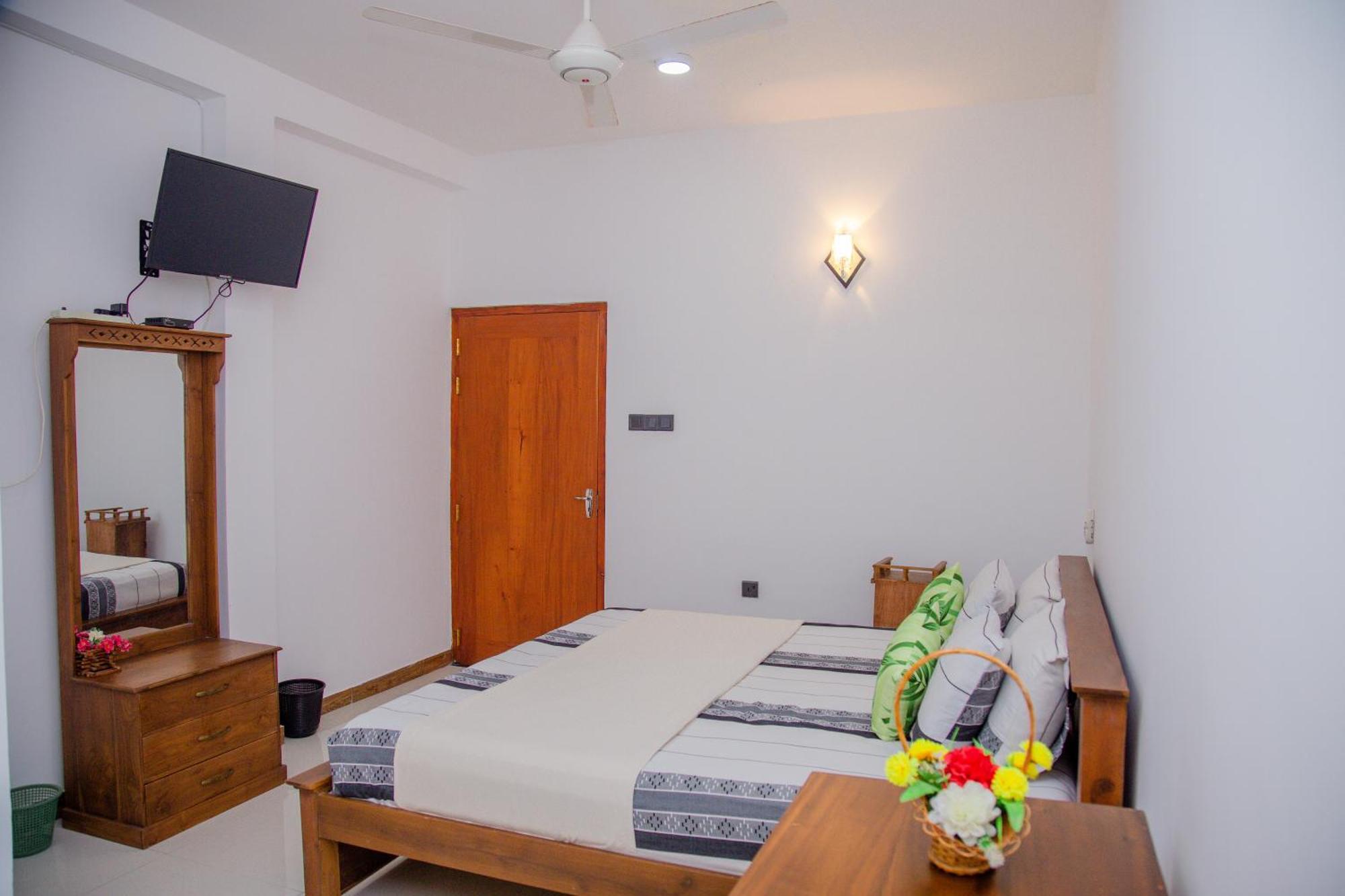 Hispaniola Inn Mirissa Ngoại thất bức ảnh