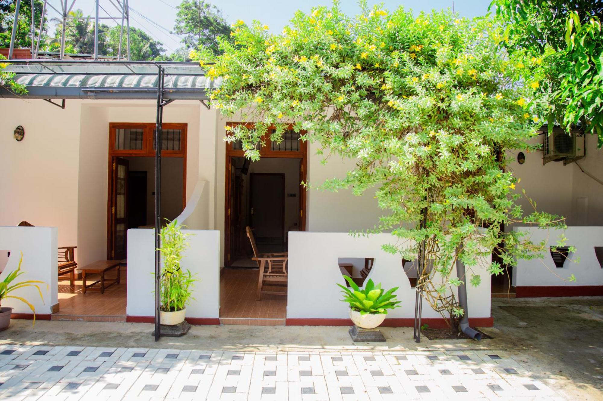 Hispaniola Inn Mirissa Ngoại thất bức ảnh