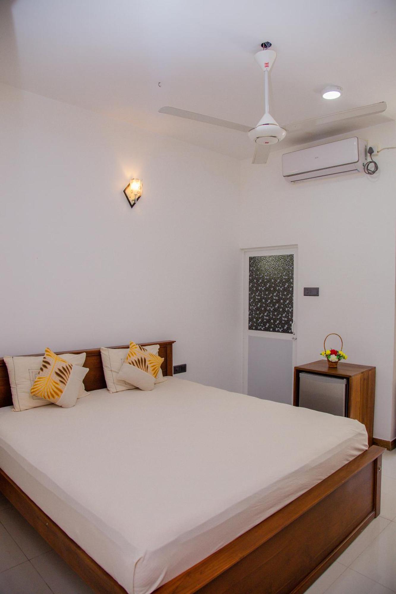 Hispaniola Inn Mirissa Ngoại thất bức ảnh