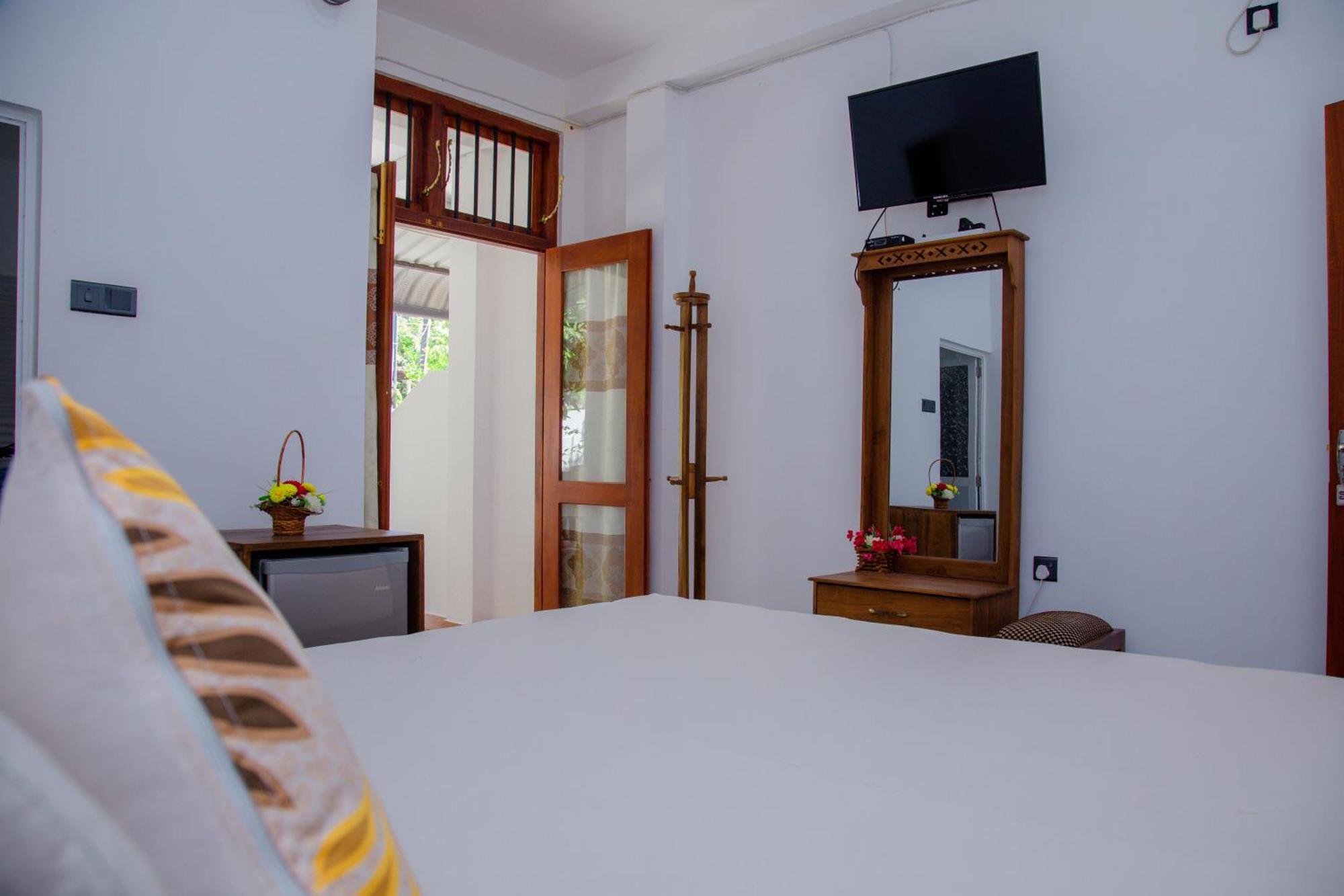 Hispaniola Inn Mirissa Ngoại thất bức ảnh