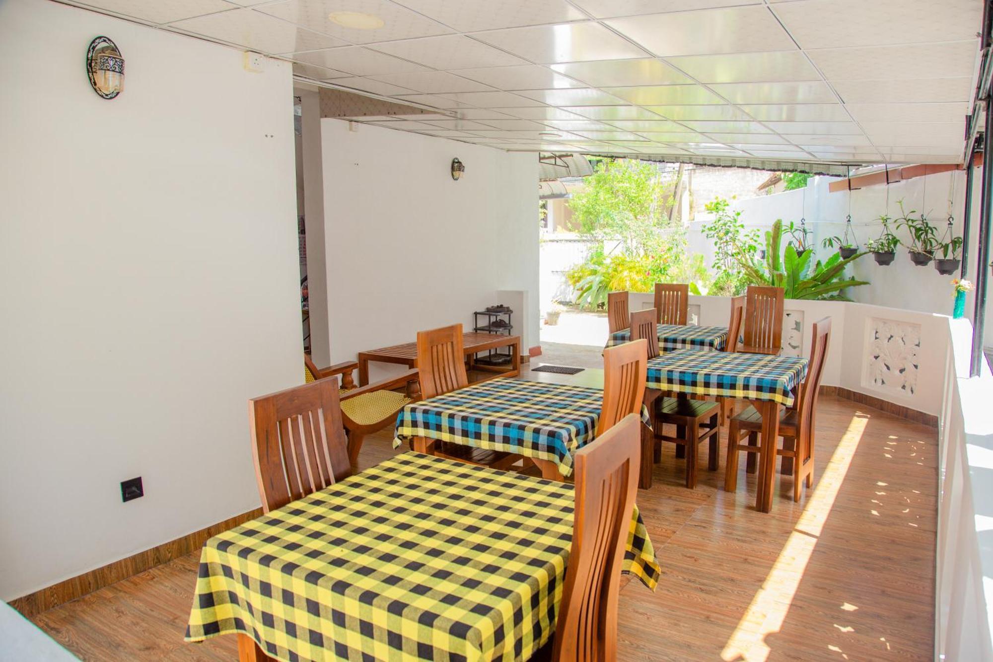Hispaniola Inn Mirissa Ngoại thất bức ảnh